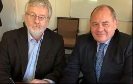 El secretario de FIFCA, Stuart Wallace y el CEO del gobierno de las Falklands, Barry Rowland, firma el Acuerdo de pesquería de las Islas