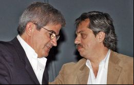 El presidente argentino Alberto Fernández (I) junto a su embajador en Montevideo, Alberto Iribarne  (Foto Perfil-Archivo)