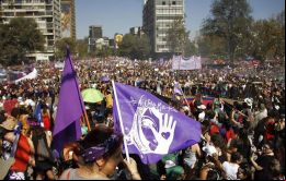 En Santiago, la concentración comenzó poco antes del mediodía en la tradicional plaza Italia, y marchó más de tres kilómetros por la avenida Libertador O'Higgins
