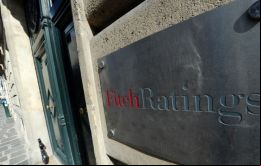 Según Fitch, los riesgos son mitigados en cierta medida por el balance relativamente fuerte de Chile y la carga de deuda mucho más baja que la mediana de los países clasificados en `A`.