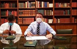 Bolsonaro explicó que usa la mascarilla porque su secretario de Comunicación, Fabio Wajngarten, contrajo coronavirus durante el viaje a Miami