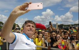  Luego fue al Palacio de Planalto (sede del gobierno) para saludar a sus seguidores, estrechar sus manos e incluso tomarse selfies 