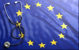 La medida de restringir el  a la UE desde terceros países procura limitar la expansión de la enfermedad y facilitar la atención de los pacientes 