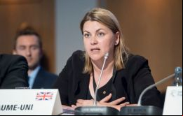 La Baronesa Sugg, Ministra de Territorios Británicos de Ultramar
