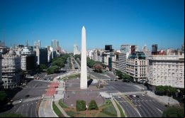 Buenos Aires, casi vacía, durante la cuarentena obligatoria contra el avance del nuevo COVID-19.