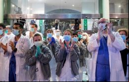 La asignación estímulo de 5.000 pesos será por cuatro meses a todos aquellos trabajadores de la salud, público y privado, abocados al manejo de casos de coronavirus en el país