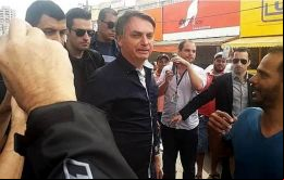 Bolsonaro caminó por las calles de la capital e interactuó cercanamente con ciudadanos 
