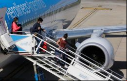 El miércoles  llegó a Ezeiza procedente de Perú un vuelo con 180 pasajeros, mientras que desde Cuba era aguardado en la madrugada del jueves