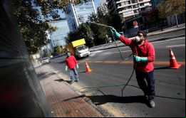  La cuarentena total en los seis barrios capitalinos de Santiago, se resolvió extenderla hasta las 5 de la mañana del lunes 13 de abril, con algunas excepciones.