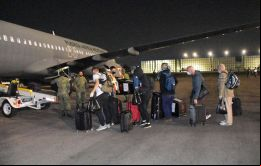 Repatriados abordando un Boeing de la Fuerza Aérea azteca en el aeropuerto internacional de Ciudad de México 