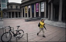 Un peatón camina frente al teatro Solís de Montevideo. SEBASTIÁN ASTORGA / MERCOPRESS