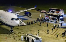 La primera evacuación fue entre el 10 y el 11 de abril para transportar 115 pasajeros australianos y neozelandeses en cuatro autobuses al aeropuerto internacional de Carrasco.