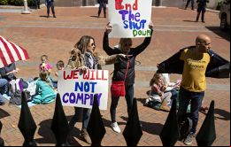 Los participantes en la protesta se concentraron frente al Capitolio de Virginia para expresar su descontento por el cierre decretado por el gobernador Ralph Northam.