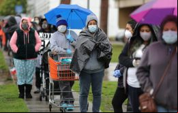 Las donaciones llegan también en efectivo, de hogares anónimos o de Jeff Bezos, dueño de Amazon y de la mayor fortuna mundial, que ofreció 100 millones de dólares a Feeding America.