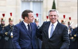 El presidente de Francia Macron recibió a Alberto Fernández en Paris durante la gira que realizara en febrero pasado  