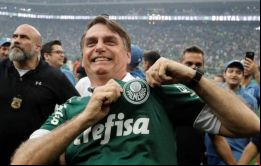 Hay equipos como Flamengo y Palmeiras que tienen gastos millonarios y algunos están reduciendo los salarios de sus planteles, dijo Bolsonaro.