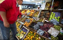 En abril, el rubro que más se incremento fue Alimentos y Bebidas, con el 3,2%, un incremento compensado con bajas de 4,1% en Comunicación y 1,5% en Educación.