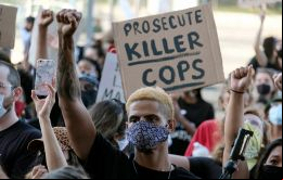 El jueves por la noche, un grupo de manifestantes incendió la Comisaría Tercera de Minneapolis, que se había convertido en foco de las protestas