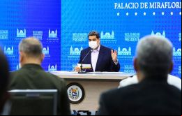 La medida entró en vigor luego que Maduro advirtiera que los embarques de gasolina que llegaron recientemente de Irán, se compraron en dólares y deben venderse en dólares.