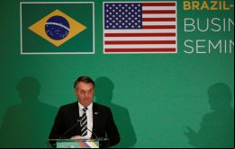 “Nos oponemos firmemente a buscar cualquier tipo de acuerdo comercial con el gobierno de Bolsonaro en Brasil”, escribieron los legisladores.<br />
<br />
