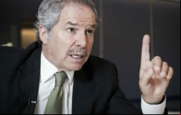 Felipe Solá es un político argentino que actualmente se desempeña como Ministro de Relaciones Exteriores bajo el presidente A. Fernández 
