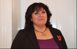 MLA Leona Roberts aclaró que de alcanzarse un acuerdo con el Reino Unido no sería recíproco, quienes lleguen del Reino Unido a las Islas deberán cumplir con el aislamiento 