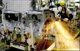 La producción industrial cayó un 30,6% interanual en abril, pero esta retracción no se tradujo en una merma lineal en los puestos de trabajo