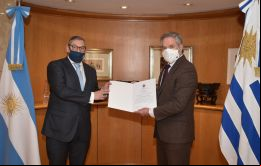 Solá solicitó al embajador Enciso información sobre los vuelos con destino a Malvinas que aterrizan en Uruguay, señalaron desde las oficinas del canciller