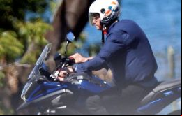 La imagen divulgada muestra a Bolsonaro arriba de su moto, a la vera del Lago Paranoá