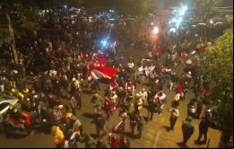 En Ciudad del Este donde la protesta se focalizó en el puente que comunica con Brasil, los manifestantes hicieron detonar artefactos pirotécnicos y lanzaron piedras