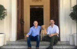 El embajador Duddy junto a su mascota y al compañero de la vida Neil Morrison.