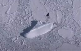A medida que amplía el mapa en una vista 3D, una de las áreas de hielo comienza a parecerse a la forma de un barco, y parece mostrar un casco, cubierta y chimeneas .