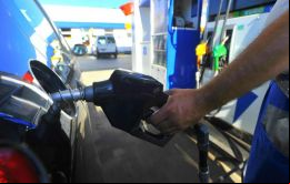 Los nuevos valores en Ciudad de Buenos Aires,  nafta súper, $56,54; nafta  (Infinia), $65,23; diésel D500, $52,94, e Infinia diésel, $61,95.