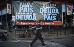 Descontando los compromisos intra-sector público, los vencimientos originales que ascendían a US$ 48.000 millones hasta 2024, solo sumarán US$ 6.500 millones tras el canje. Foto: AFP