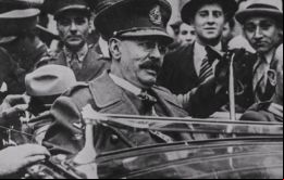 El radical Juan Hipólito Yrigoyen, primer jefe de Estado electo por voto universal y secreto, cumplía su segundo mandato y su autoridad comenzó a ser cuestionada 