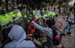 La muerte de tres personas elevó al menos a 13 el número de fallecidos, cerca de 400 heridos, entre civiles y uniformados y múltiples denuncias de abusos