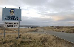El cartel Bienvenidos a Stanley, miradores y extensión de sendas peatonales entre los proyectos para mejorar la accesibilidad 