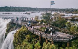 Turistas en un mirador sobre las Cataratas del Iguazú en el lado argentino.