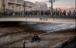 Se investiga si empujó intencional o accidentalmente a un adolescente que iba a ser detenido en un puente en Santiago y que cayó al río Mapocho.