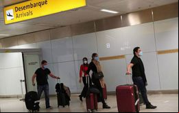 El Gobierno flexibilizó más la llegada de extranjeros por vía aérea, dejando a partir de este lunes de exigir la contratación de un seguro para el viajero.