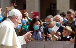 El Papa Francisco bendiciendo a los fieles en la plaza del Vaticano