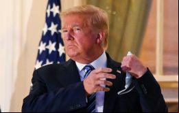 El anuncio se produce a horas que Trump anunciara su negativa a participar del segundo debate con su rival demócrata, Joe Biden, el próximo jueves