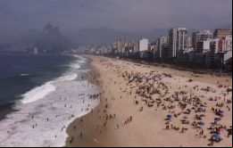 Durante el fin de semana, pese a las advertencias de los expertos en salud, los brasileños se volcaron masivamente a las playas y las montañas