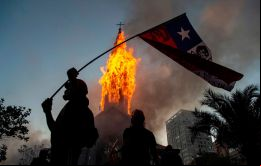 Por la tarde comenzaron algunos incidentes violentos en los alrededores de Plaza Italia, como los incendios de dos iglesias, una oficina de seguros y saqueos