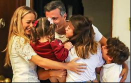 España confirmó que el emblemático líder opositor ya se pudo “reunir con su familia” residente en Madrid: su padre, su esposa Lilian Tintori y sus tres hijos.