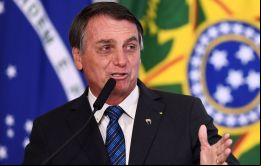 “Buenas noches a todos. La vacuna obligatoria aquí solo es para Faisca (chispa)”, escribió  Bolsonaro en su perfil de Twitter posando en una foto al lado de su perro