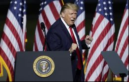 Con el nombre de “Trump dance challenge” o simplemente “Trump dance”, cientos de s se han atrevido a imitar los movimientos del presidente