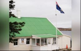 La bandera de las Falklands flamea en Gilbert House, sede del gobierno electo de las Islas.