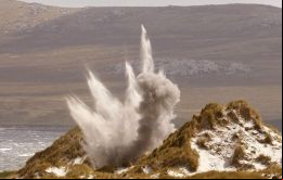 A las 14:00 el primer ganador de la rifa apretará el botón para la detonación final y a las 14:05 el segundo ganador cortará el tejido para la reapertura de la playa      