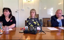 MLA Leona Roberts, Dr. Rebecca Edwards y el  General Barry Rowland durante la conferencia de prensa